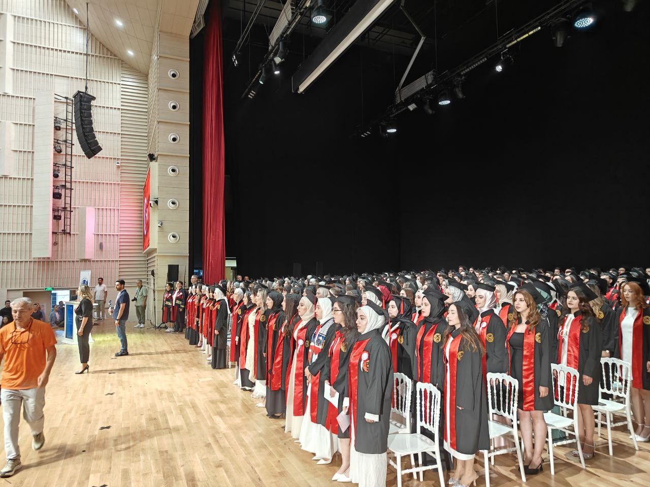 Erciyes Üniversitesi Tıp Fakültesi 51. dönem mezunlarını verdi
