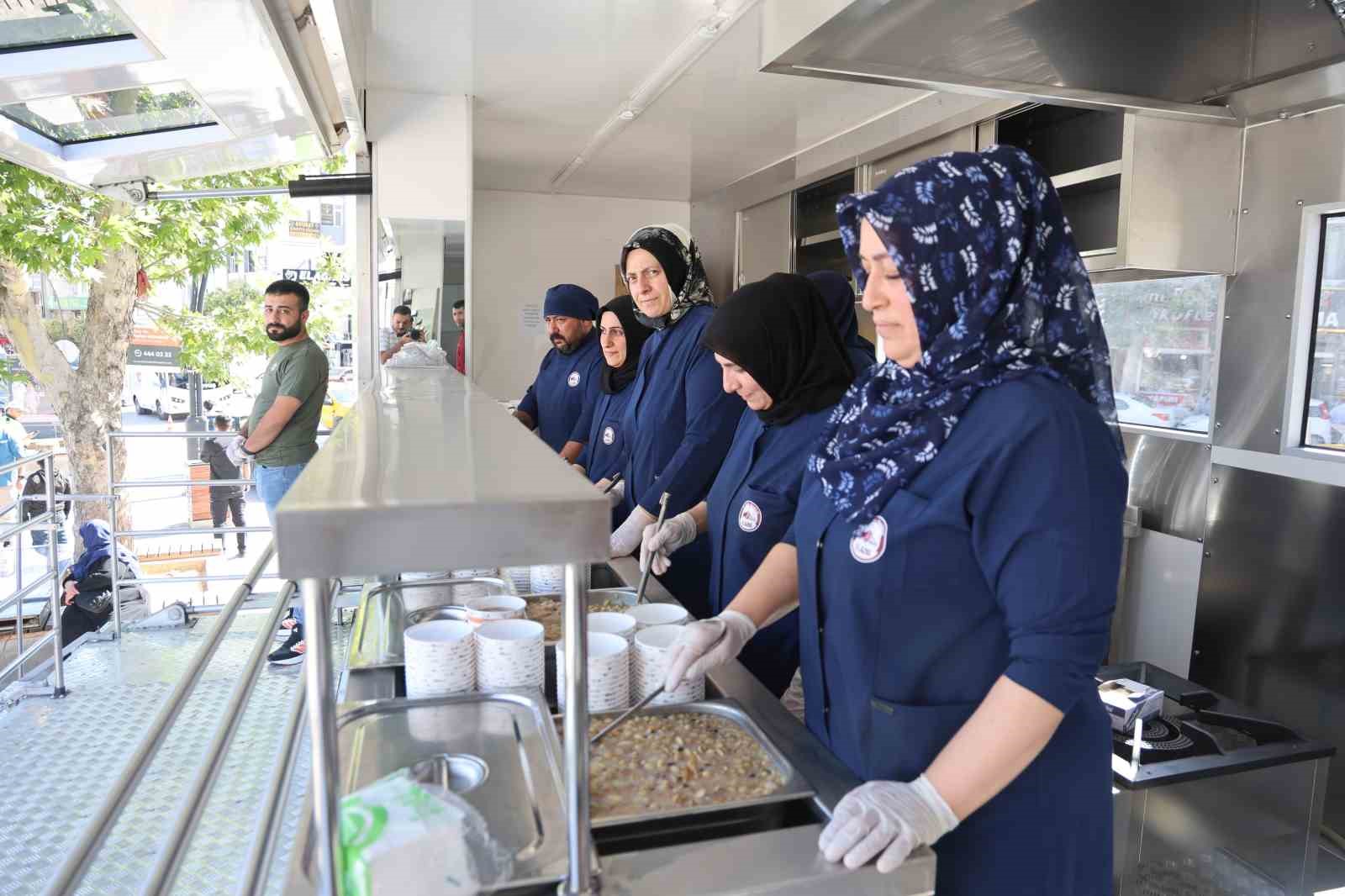 Elazığ’da vatandaşlara aşure ikram edildi
