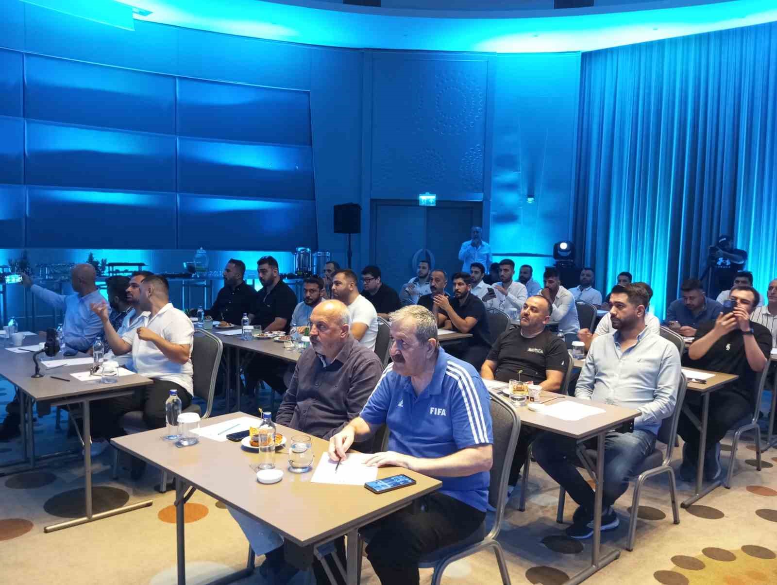 Adana Demirsporlu taraftarlardan "Yaşasın Demirspor" kampanyası