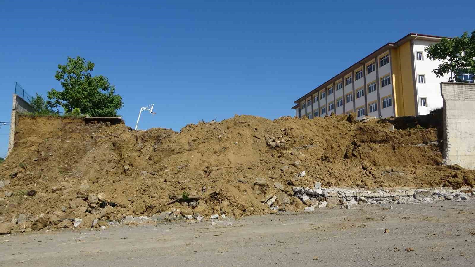 Çatlaklar oluşan lisenin bahçe duvarı yıkıldı