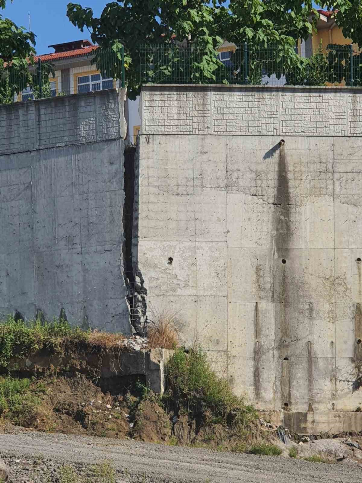 &Ccedil;atlaklar oluşan lisenin bah&ccedil;e duvarı yıkıldı
