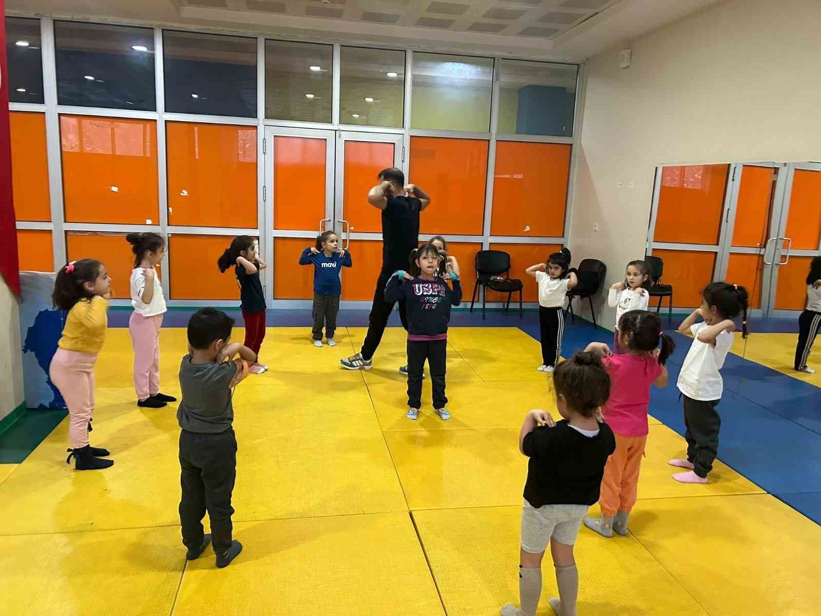 Müdür Kılıç: "Çocuklarınızı yaz tatilinde spor okullarına mutlaka getirin"