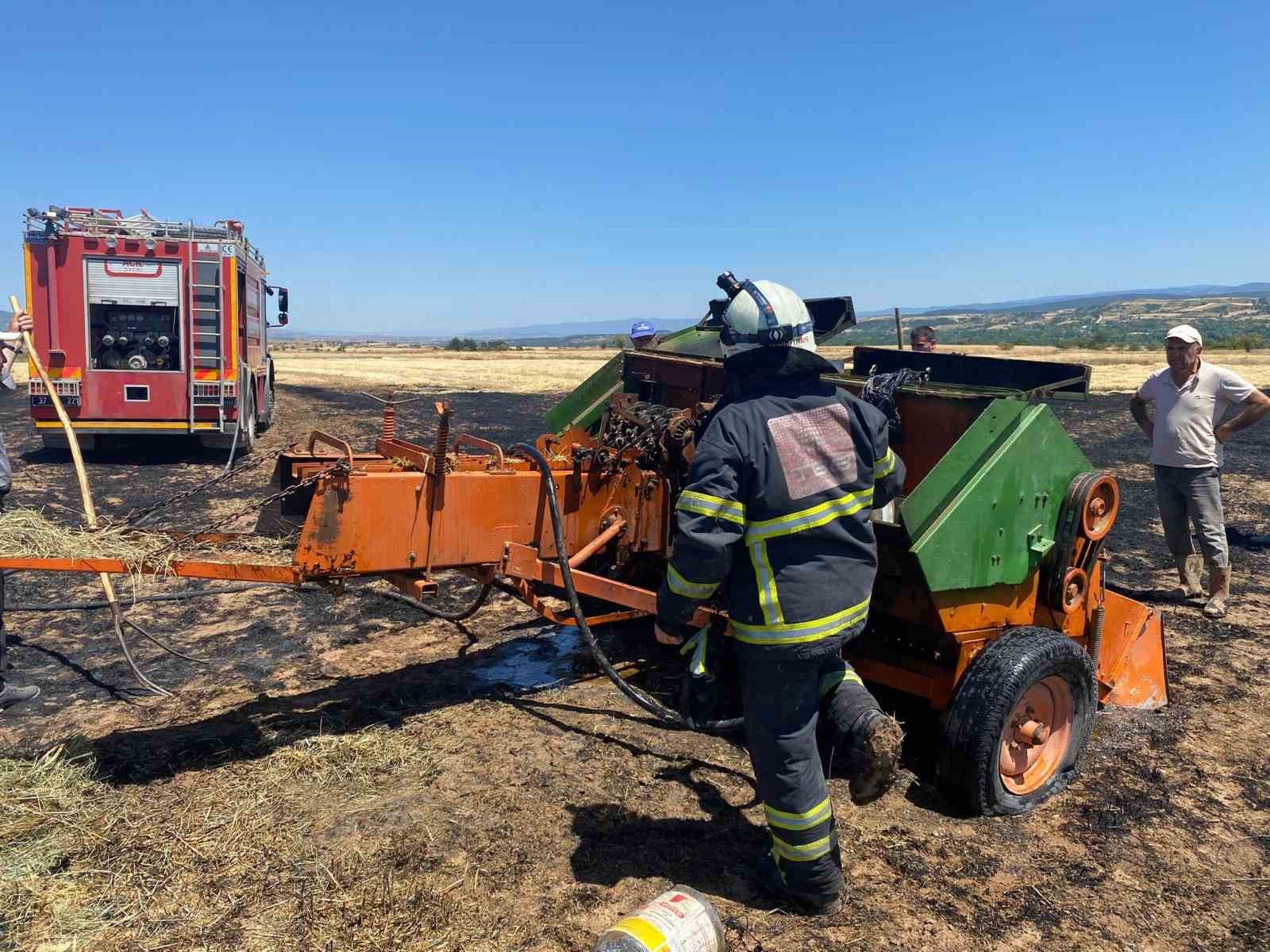 Balya makinesinde çıkan yangın tarlaya sıçradı, ekiplerin müdahalesiyle söndürüldü