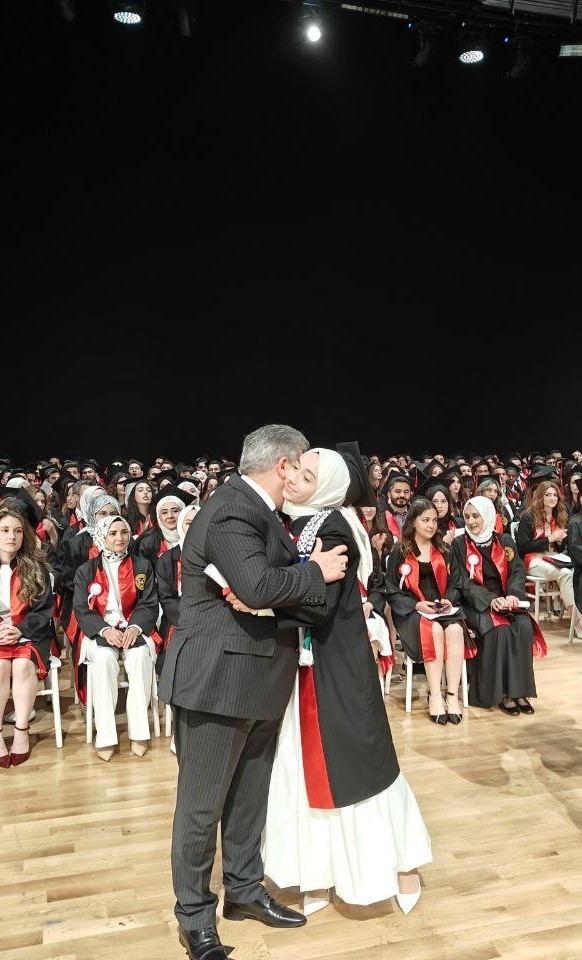 AK Parti’li vekil kızının diplomasını kendi elleriyle verdi
