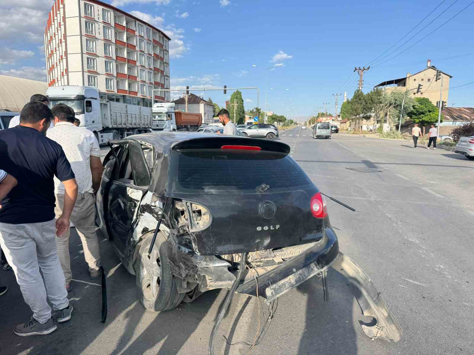 Patnos'ta trafik kazası: 3 kişi yaralandı İHA