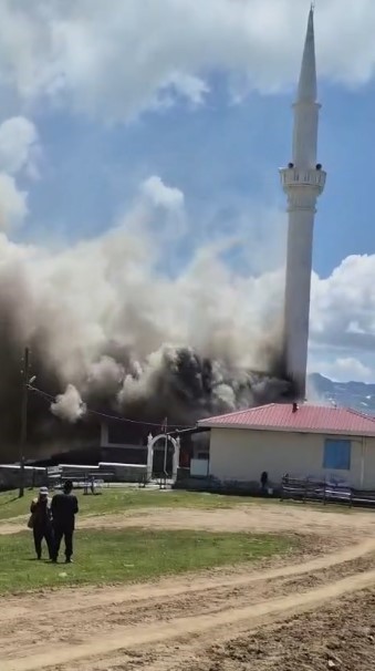 Trabzon’da camide yangın