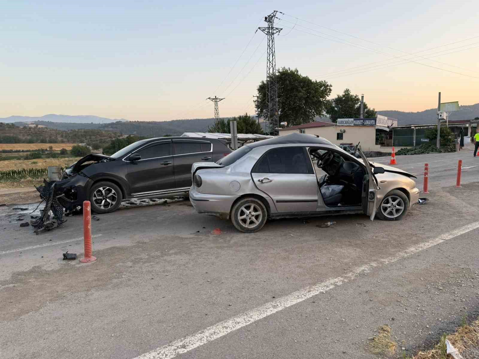 Osmaniye&rsquo;de iki otomobil &ccedil;arpıştı: 2 yaralı

