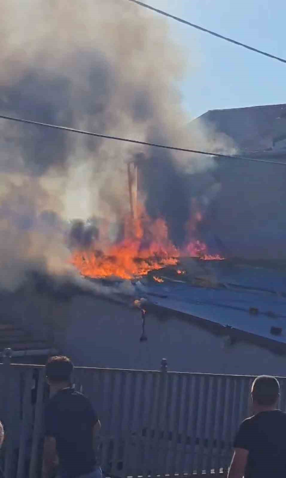 &Uuml;mraniye&rsquo;de &ccedil;akmakla oynayan &ccedil;ocuk yangın &ccedil;ıkardı
