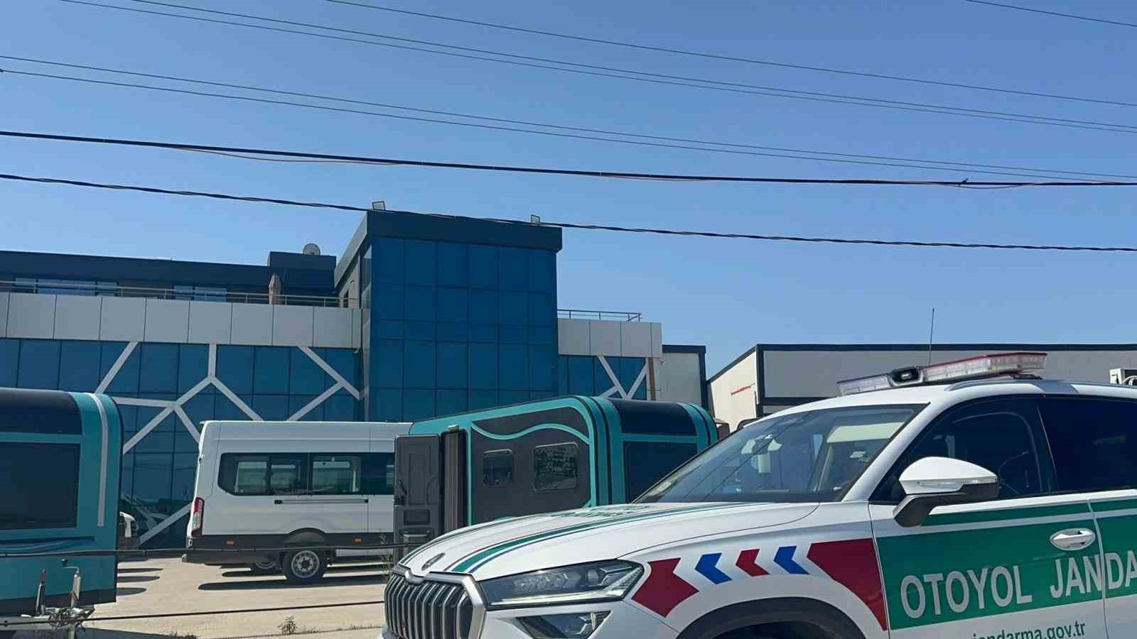 Sakarya&rsquo;da ara&ccedil; dizayn firmasına operasyon
