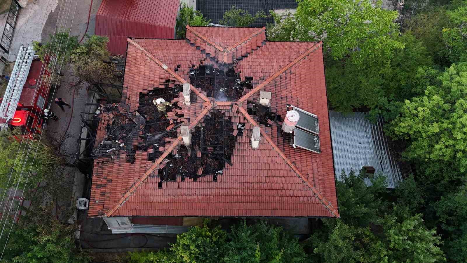 Karabük’te kamelyada çıkan yangın eve sıçradı