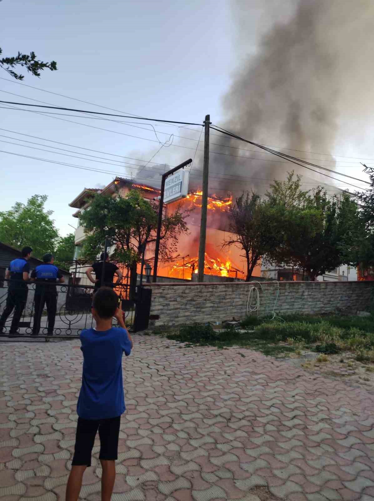 Karab&uuml;k&rsquo;te kamelyada &ccedil;ıkan yangın eve sı&ccedil;radı
