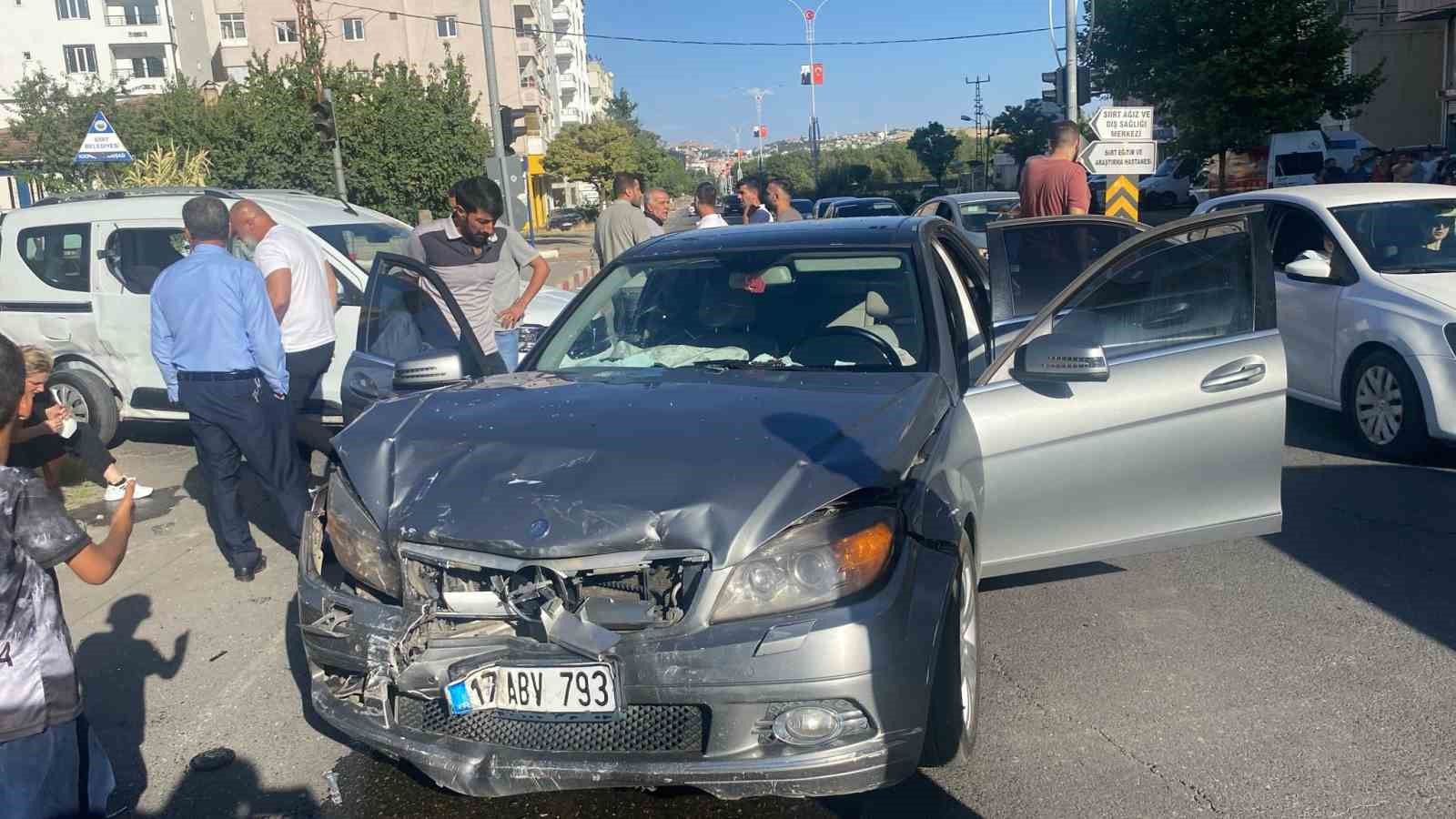 Siirt’te iki araç çarpıştı: 1 yaralı