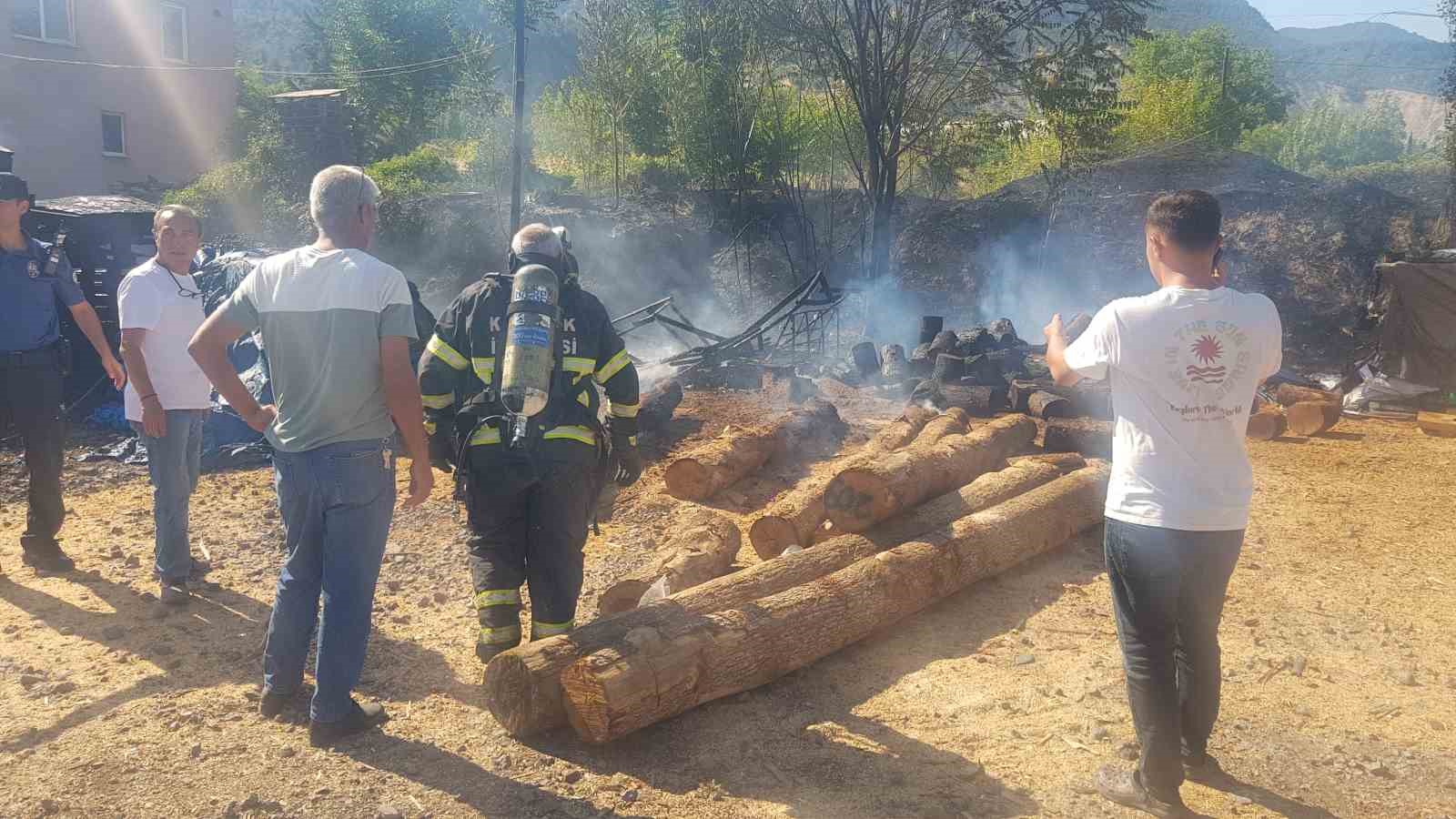 Karabük’te kömür ve odun deposu alev aldı