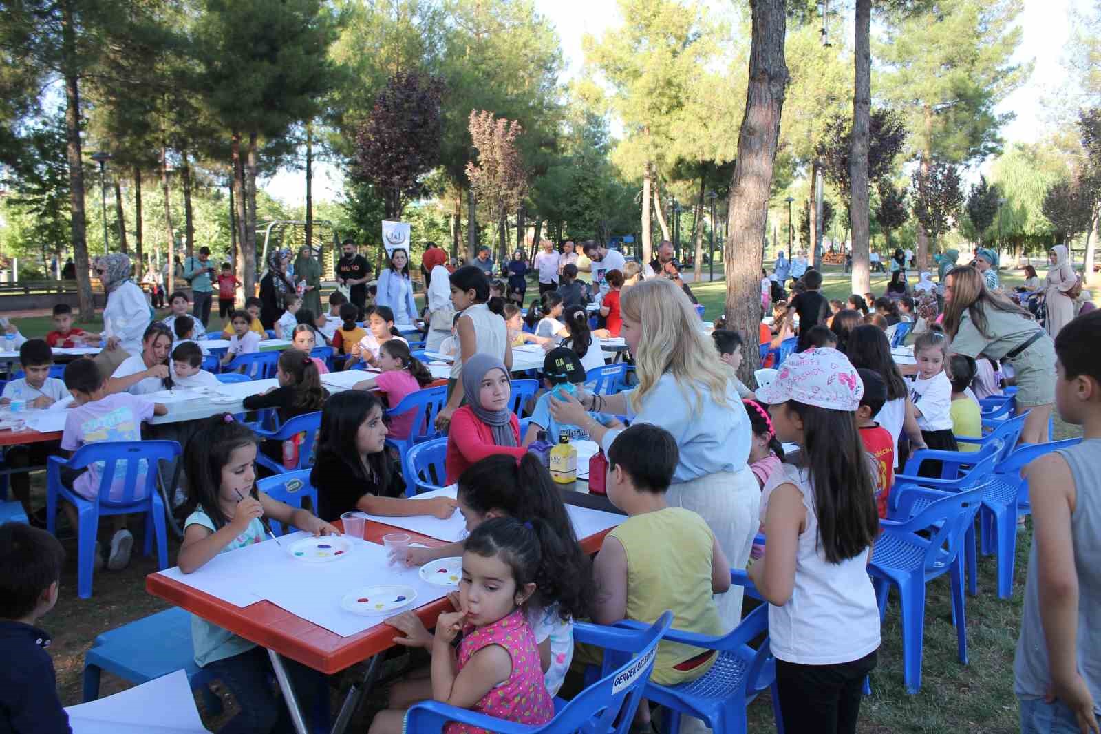 Midyat&rsquo;ta 100&rsquo;den fazla &ccedil;ocuk sanatla buluşarak hayallerini &ccedil;izdi
