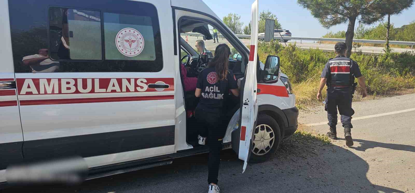 Taklalar atan otomobil uçuruma yuvarlanmaktan son anda kurtuldu: 5 yaralı