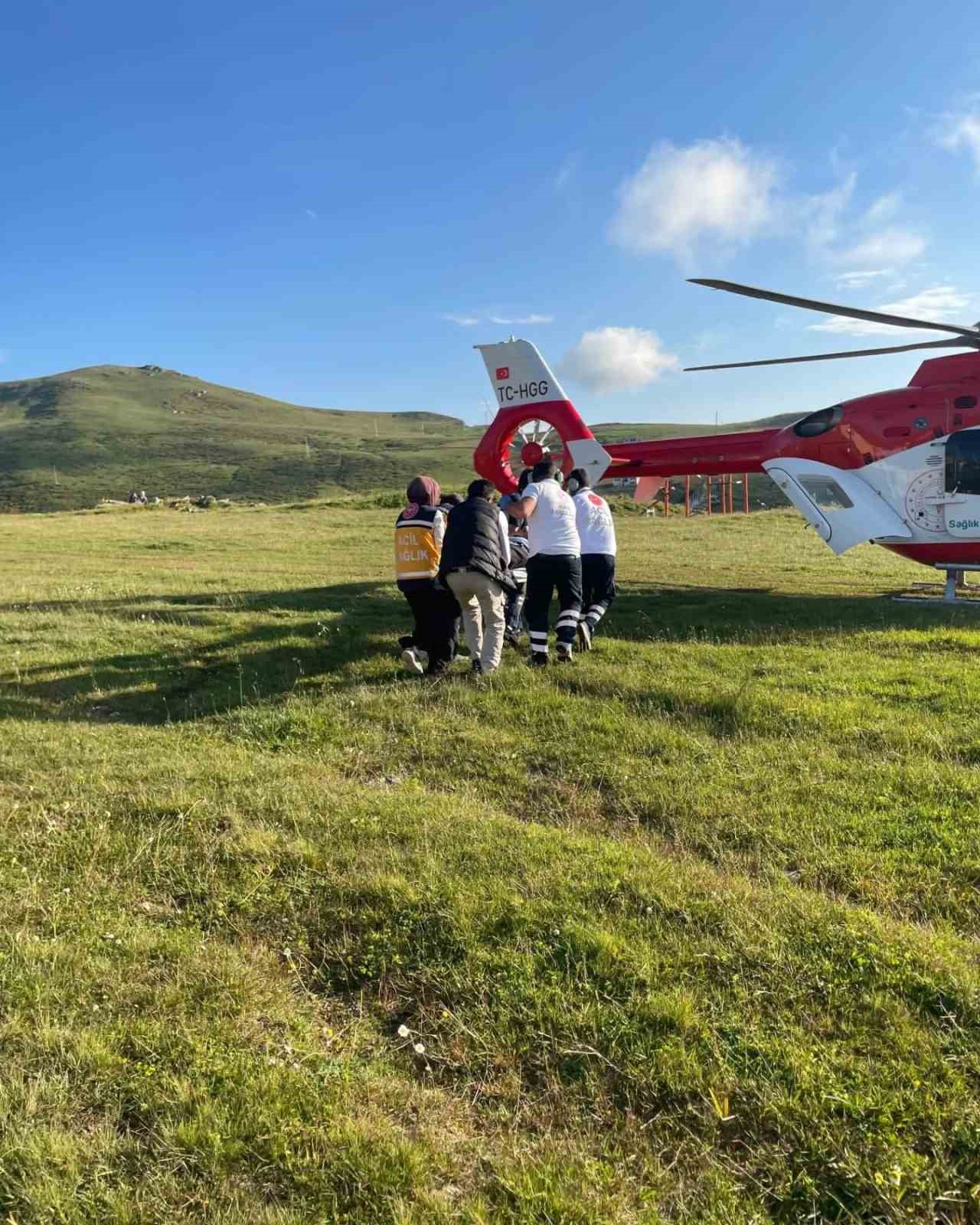 Trabzon&rsquo;da yaylada d&uuml;şerek yaralanan şahıs helikopter ambulansla hastaneye ulaştırıldı
