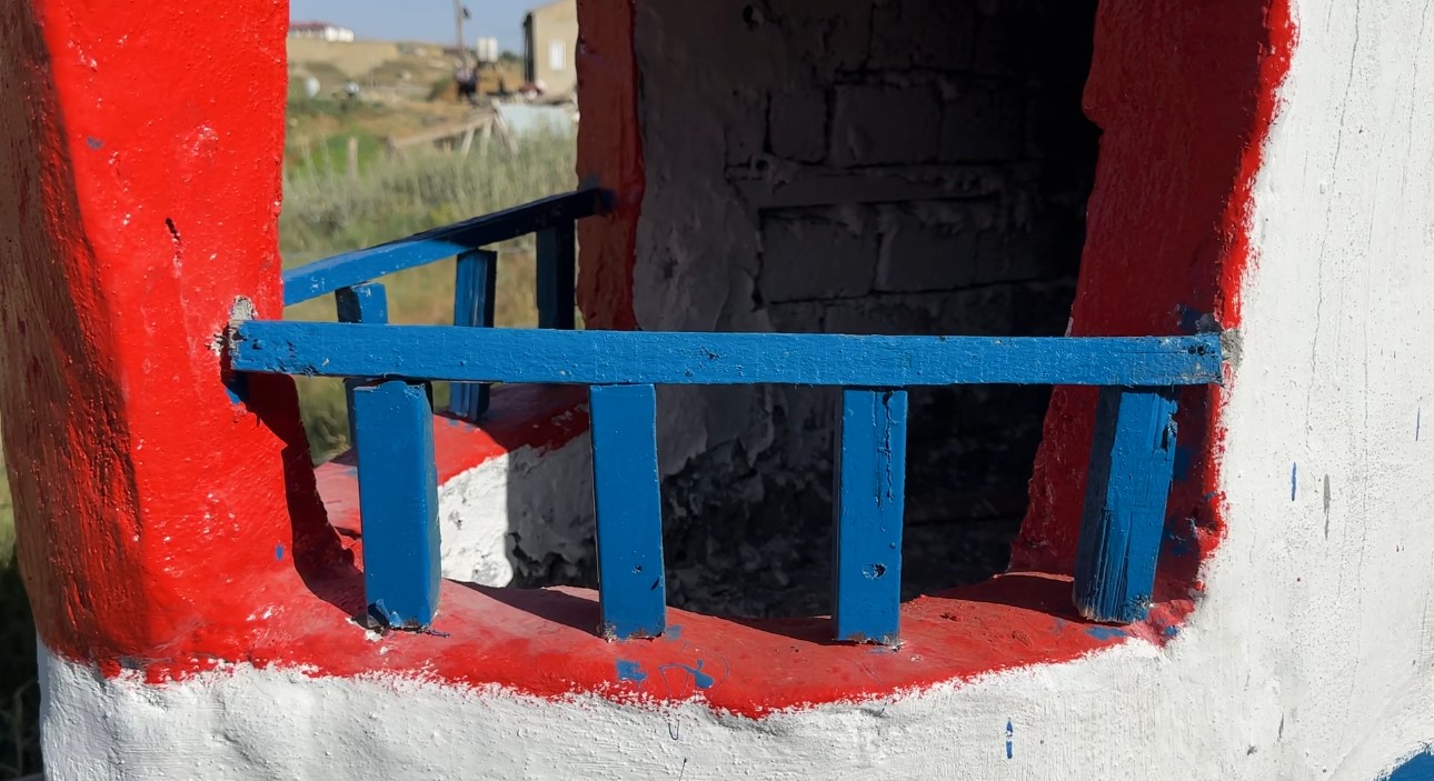 Yüksekova’da görenleri şaşırtan gemi ve yunus figürlü ev maketi