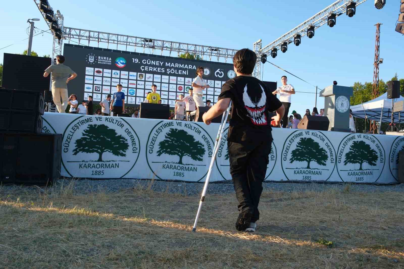 Arkadaşları sahnede hünerlerini sergilerken, o kırık ayağı ile uzaktan katıldı