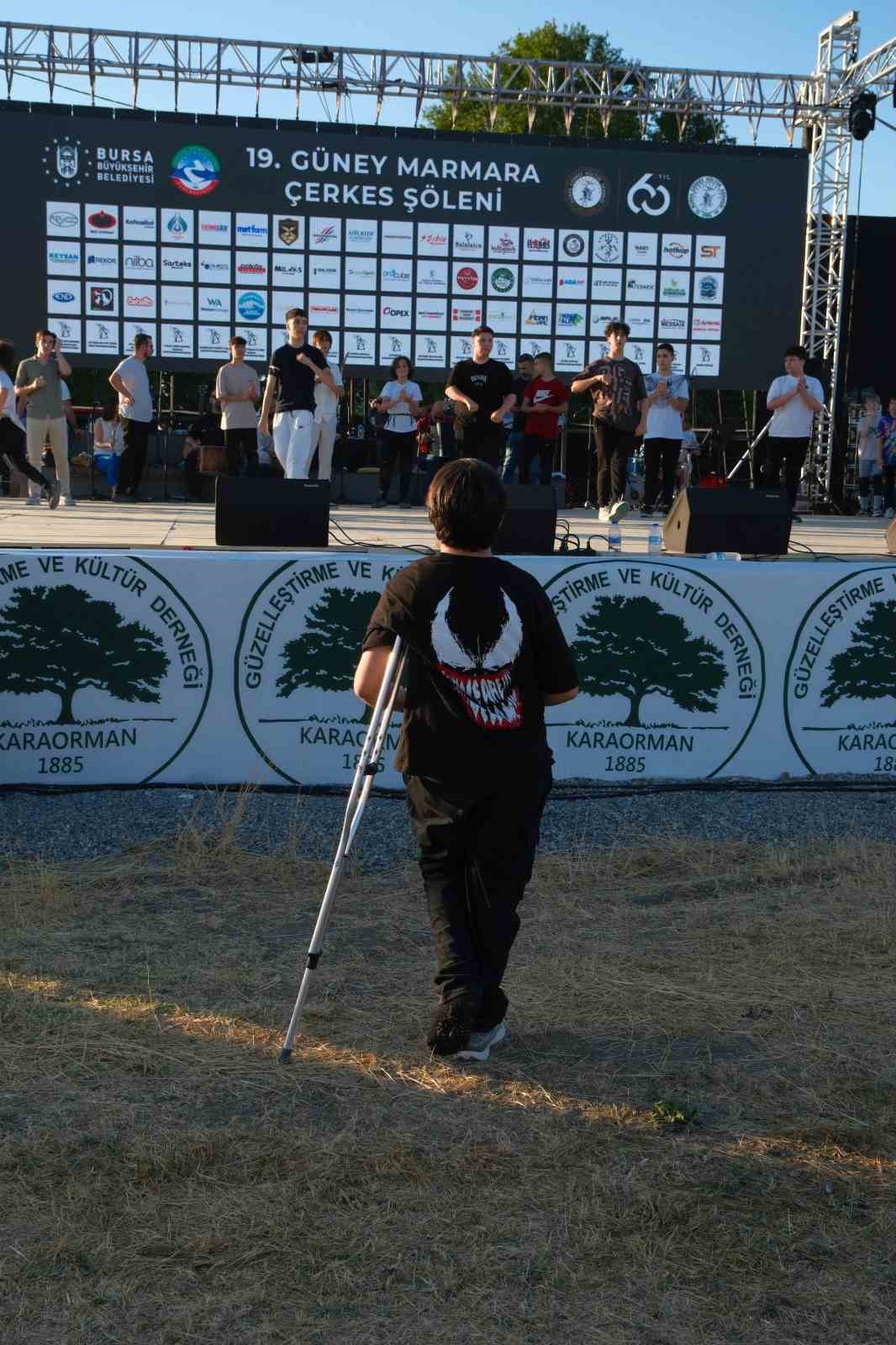 Arkadaşları sahnede h&uuml;nerlerini sergilerken, o kırık ayağı ile uzaktan katıldı
