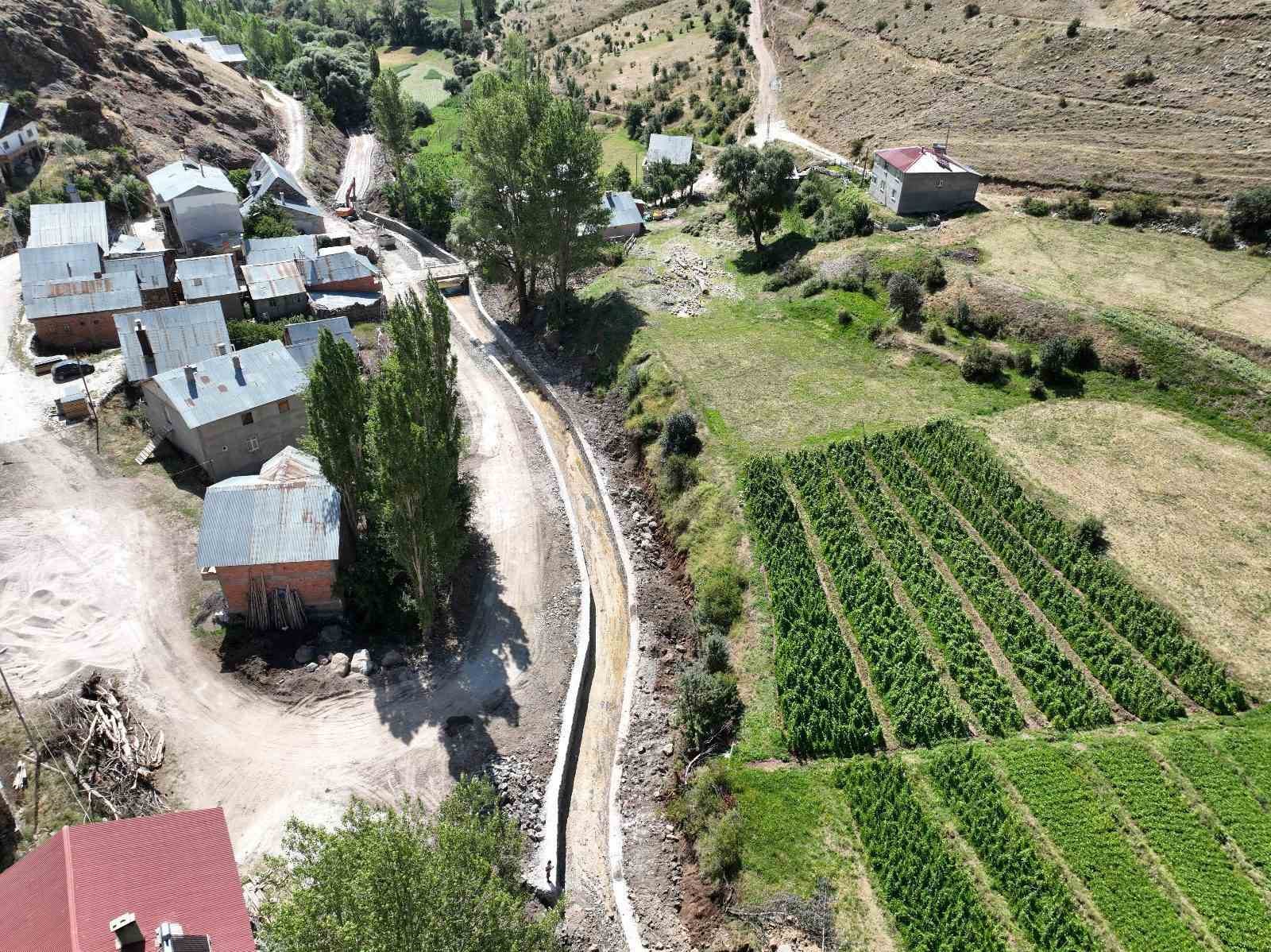 Bayburt Alaca k&ouml;y&uuml;nde taşkın kontrol inşaatı tamamlanıyor
