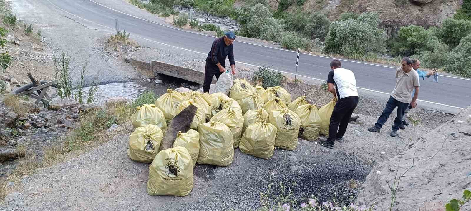 CİSAD g&ouml;n&uuml;ll&uuml;leri 33 &ccedil;uval &ccedil;&ouml;p topladı
