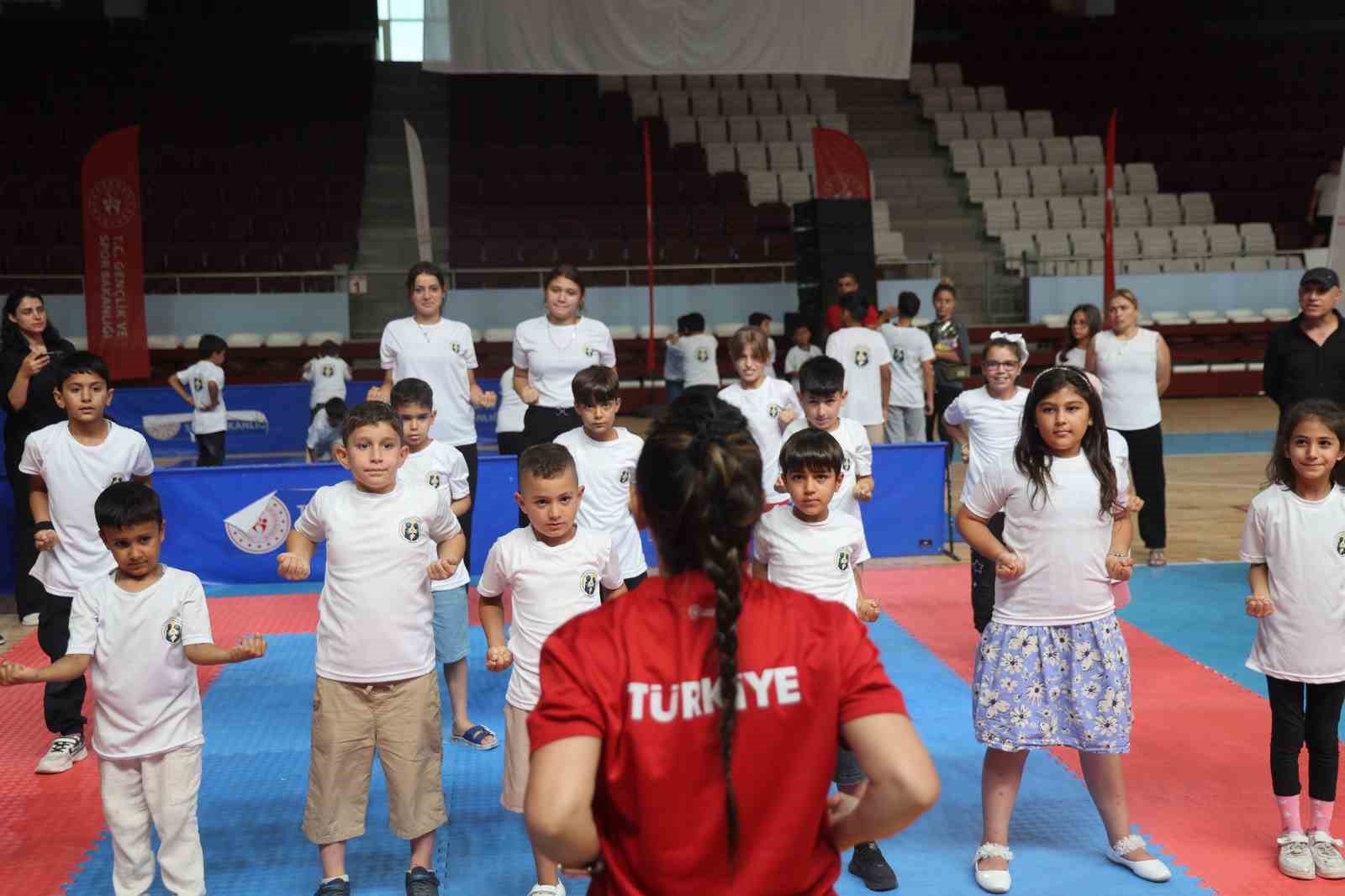 Depremzede yetim ve öksüz çocuklara umut olan Yüreğimizdeki Işık Projesiyle yaz tatilinde 3 bin 496 kurslarda eğitim görecek