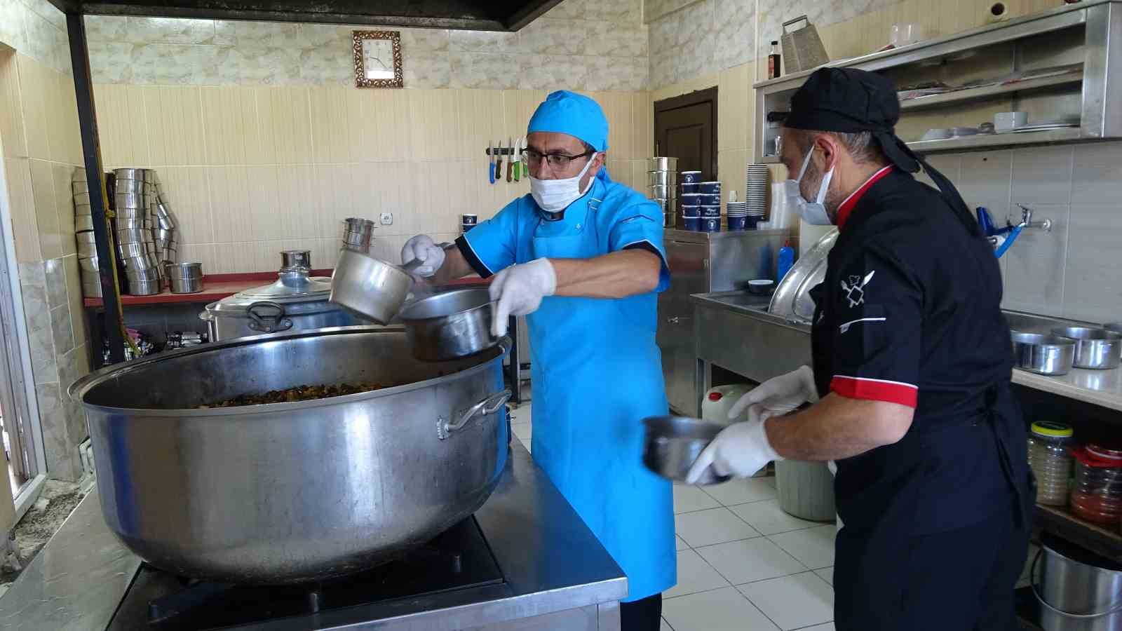 Her gün 600 kişiye sıcak yemek, 60 kişiye ücretsiz berber hizmeti veriliyor