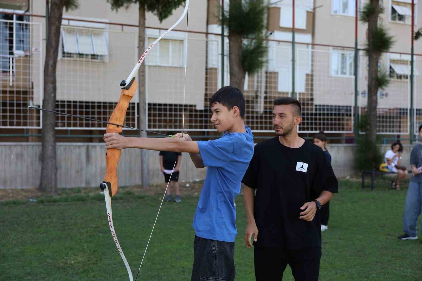 Aydın Büyükşehir Belediyesi’nin okçuluk kursu ilgi görüyor