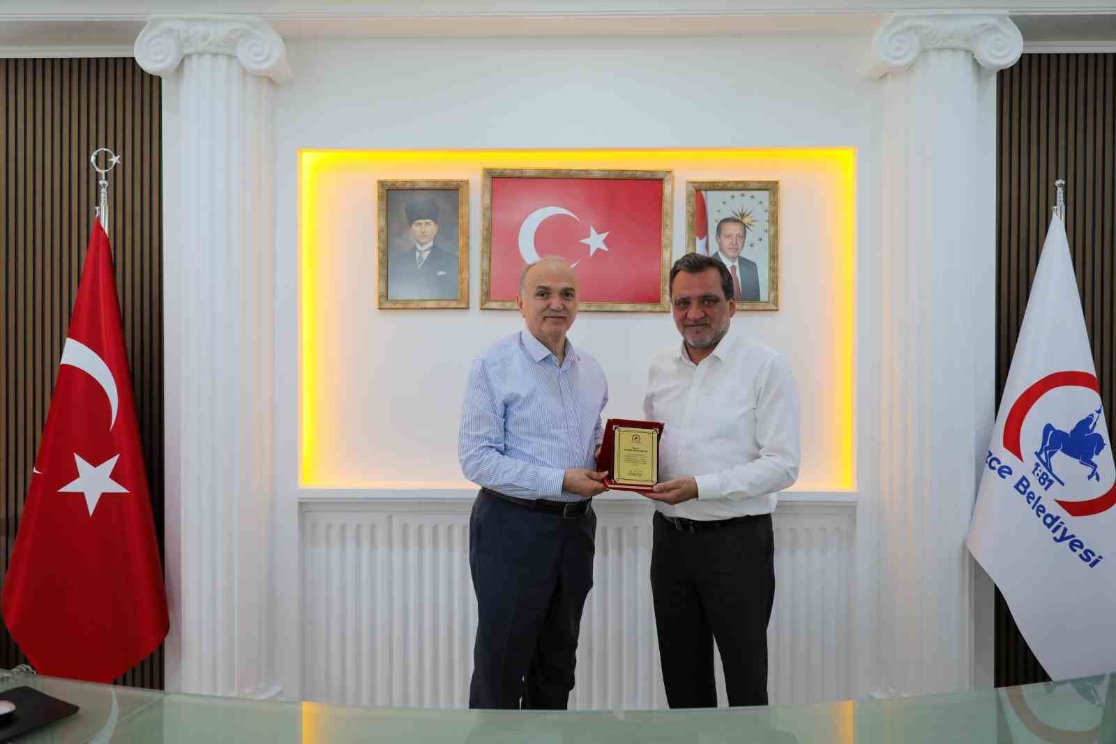 Başarılı müdürlere plaket verildi