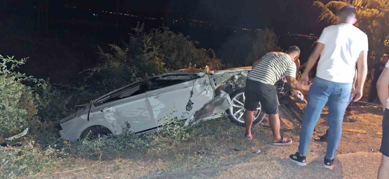 Tofaş&rsquo;ın arkasına bağlanan aydınlatmasız r&ouml;mork kazaya neden oldu: 2 yaralı
