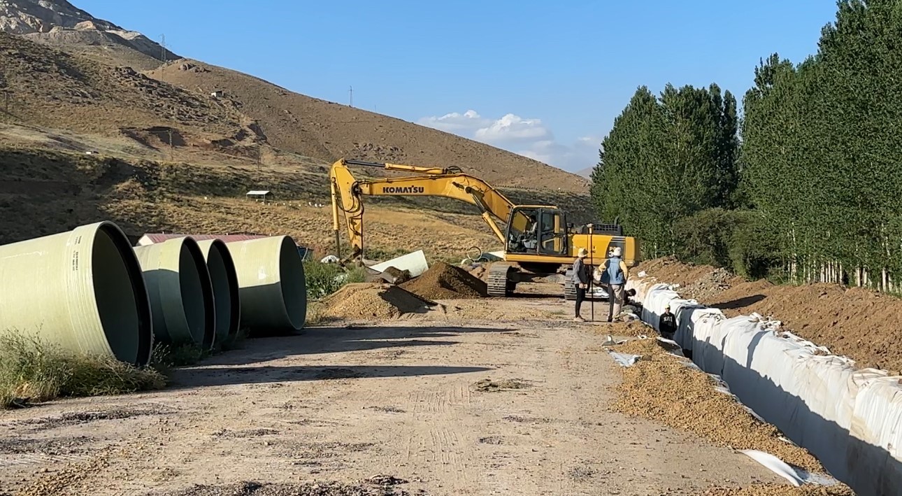 Yüksekova’nın tarımı için boru döşeme çalışmaları sürüyor