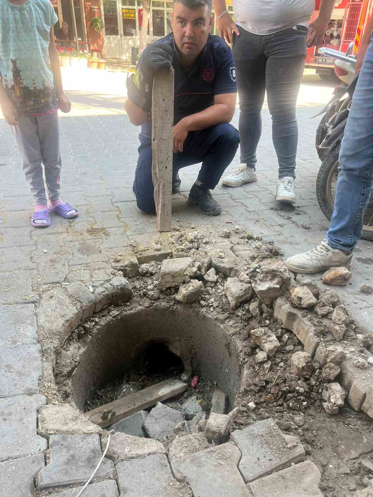 Balıkesir itfaiyesinden kedi kurtarma operasyonu
