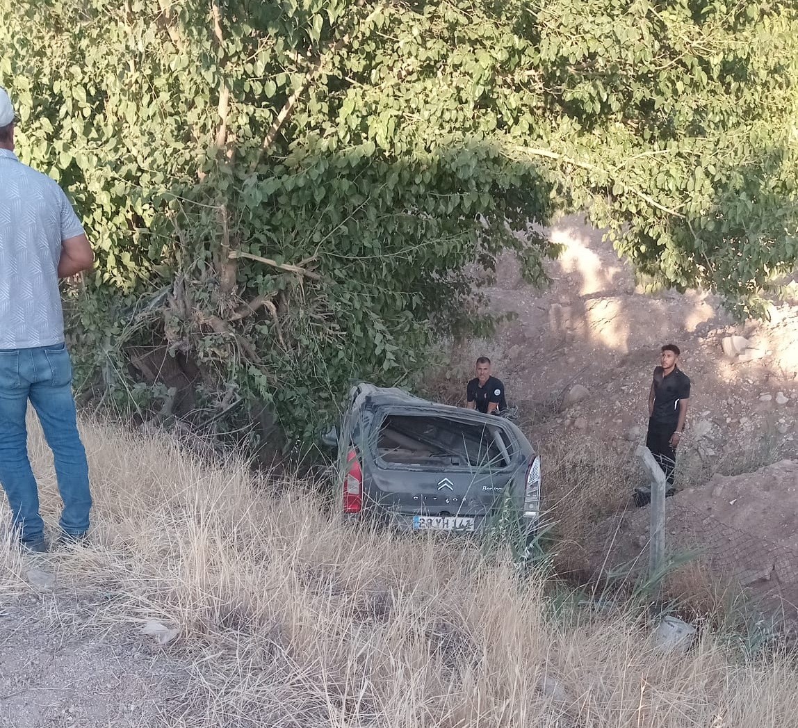 Hafif ticari araç şarampole yuvarlandı: 1 yaralı