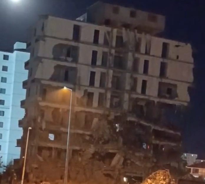 Malatya’da ağır hasarlı 7 katlı bina saniyeler içerisinde yerle bir oldu