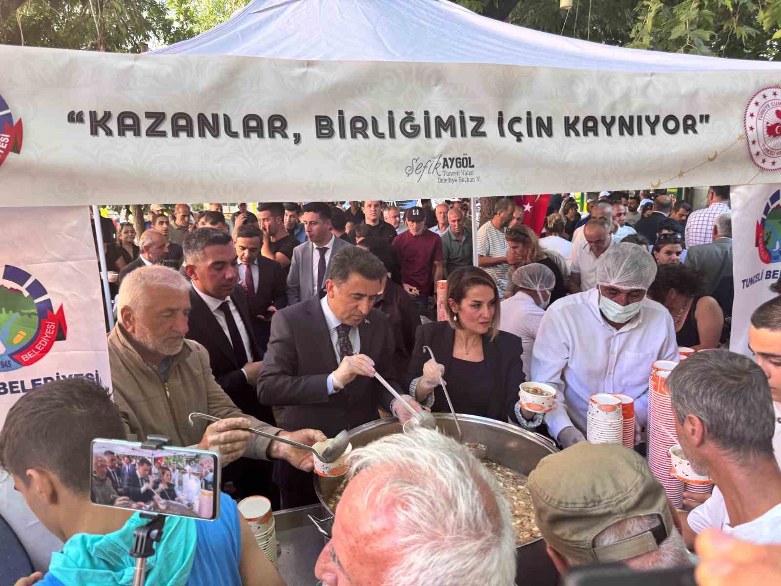 Tunceli’de valilik ve belediyeden aşure ile lokma ikramı