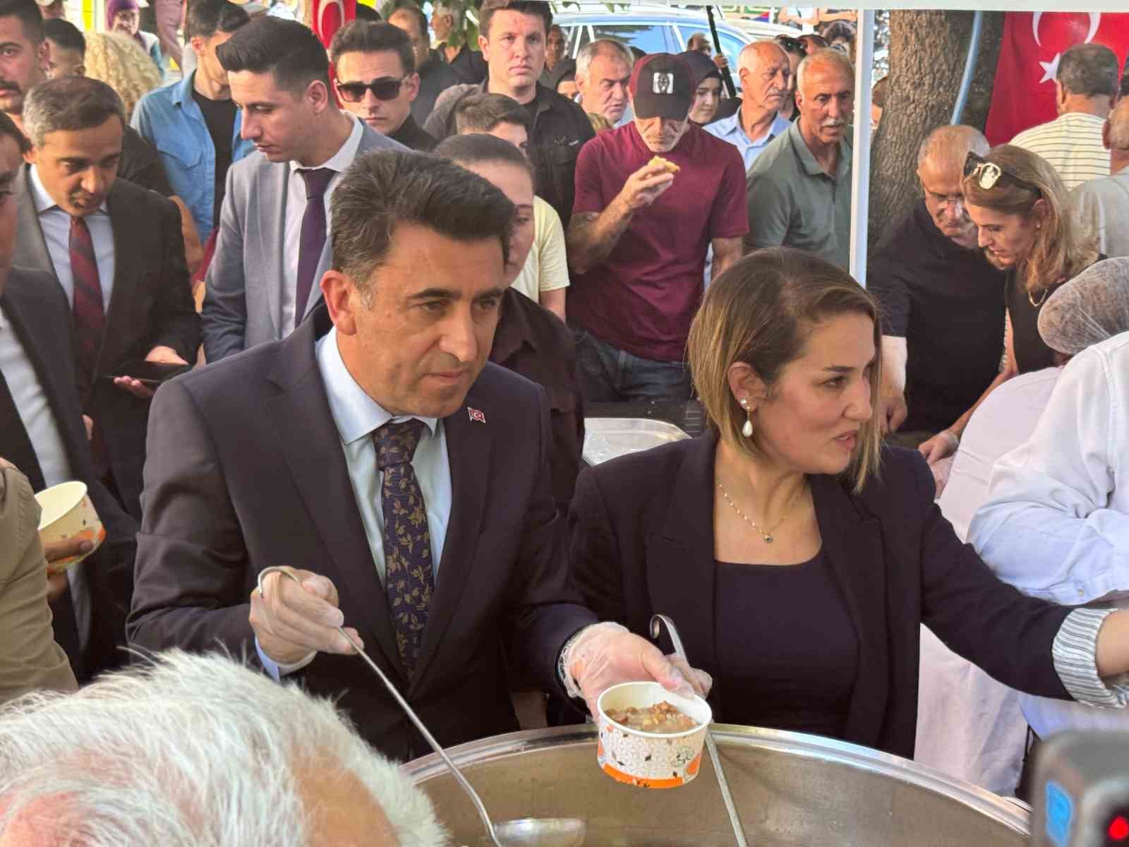 Tunceli&rsquo;de valilik ve belediyeden aşure ile lokma ikramı
