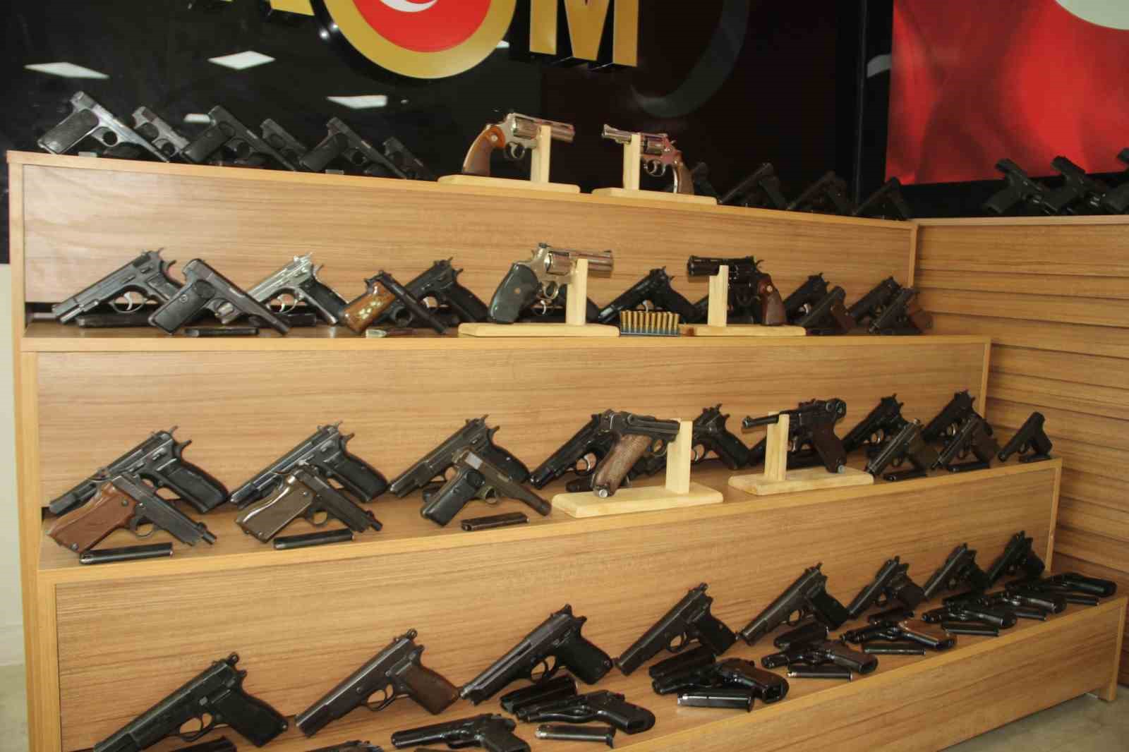 Durdurulan ara&ccedil;tan 65 ruhsatsız tabanca &ccedil;ıktı: Aralarında İkinci D&uuml;nya Savaşı&rsquo;nda kullanılan silahlar da bulunuyor
