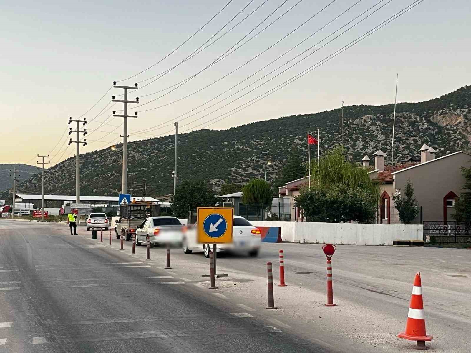 Burdur’da tarifesiz yolcu taşımacılığına yönelik denetimlerde 15 araç trafikten men edildi