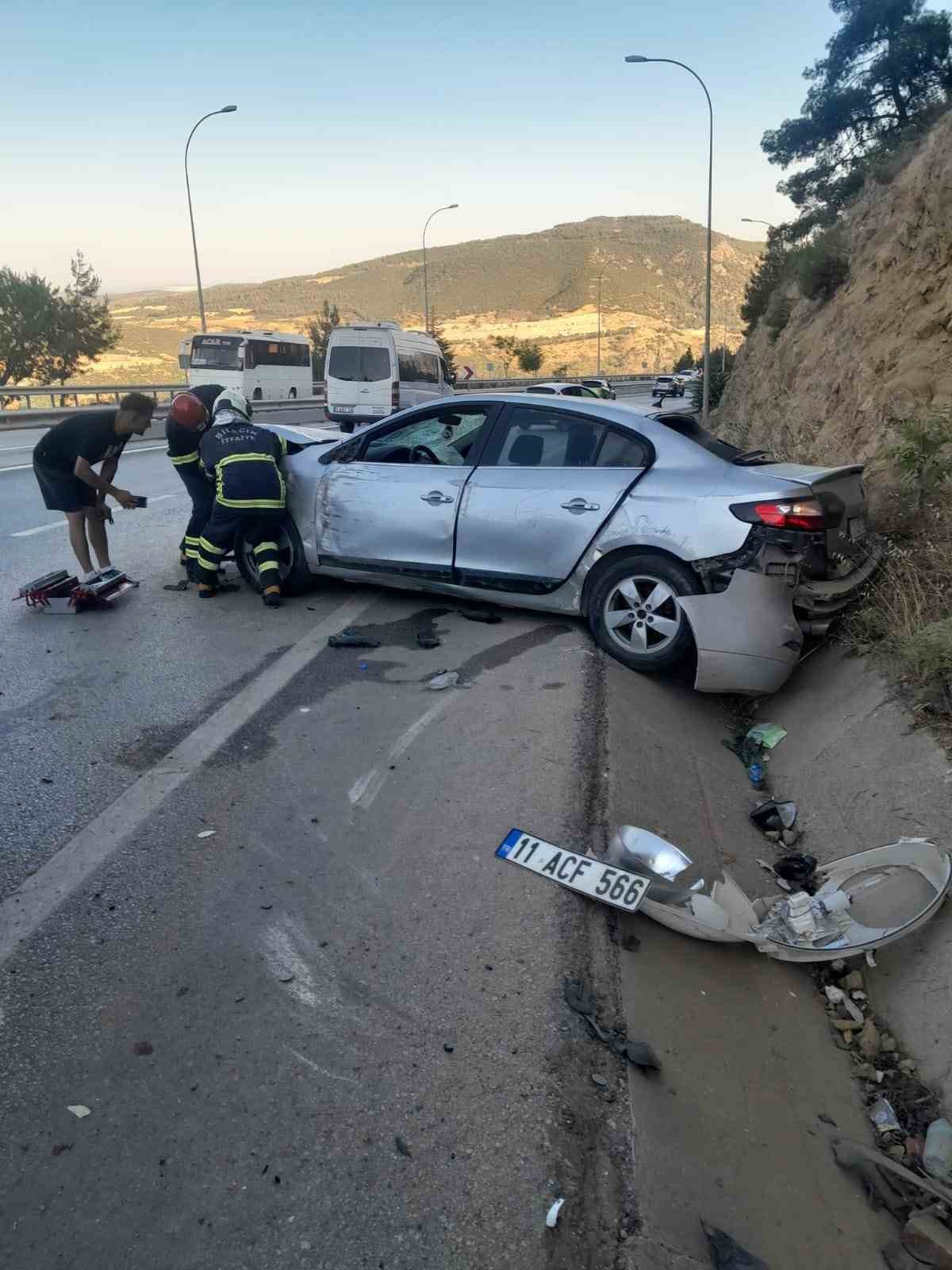 Kaza yapan araca başka bir ara&ccedil; &ccedil;arptı, 2 kişi yaralandı
