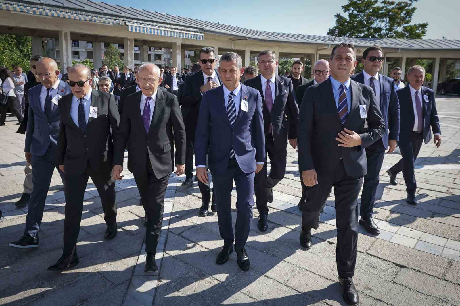 Özgür Özel ile Kılıçdaroğlu, Milletvekili Namık Tan’ın annesinin cenazesine katıldı