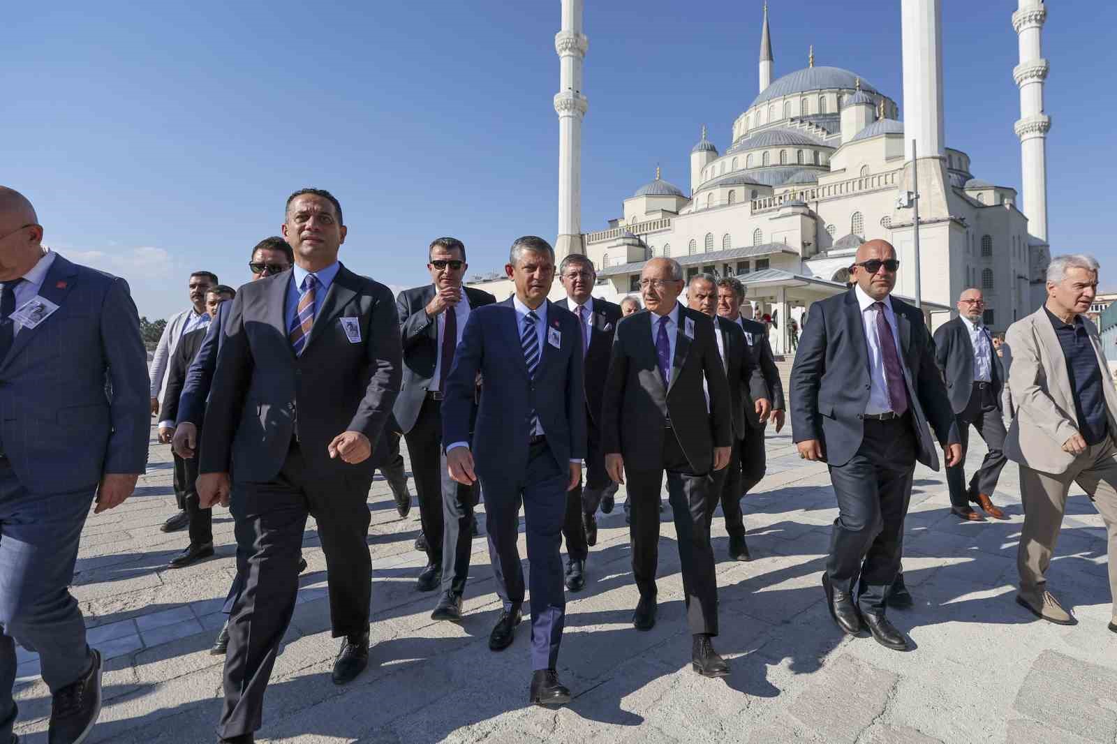 &Ouml;zg&uuml;r &Ouml;zel ile Kılı&ccedil;daroğlu, Milletvekili Namık Tan&rsquo;ın annesinin cenazesine katıldı
