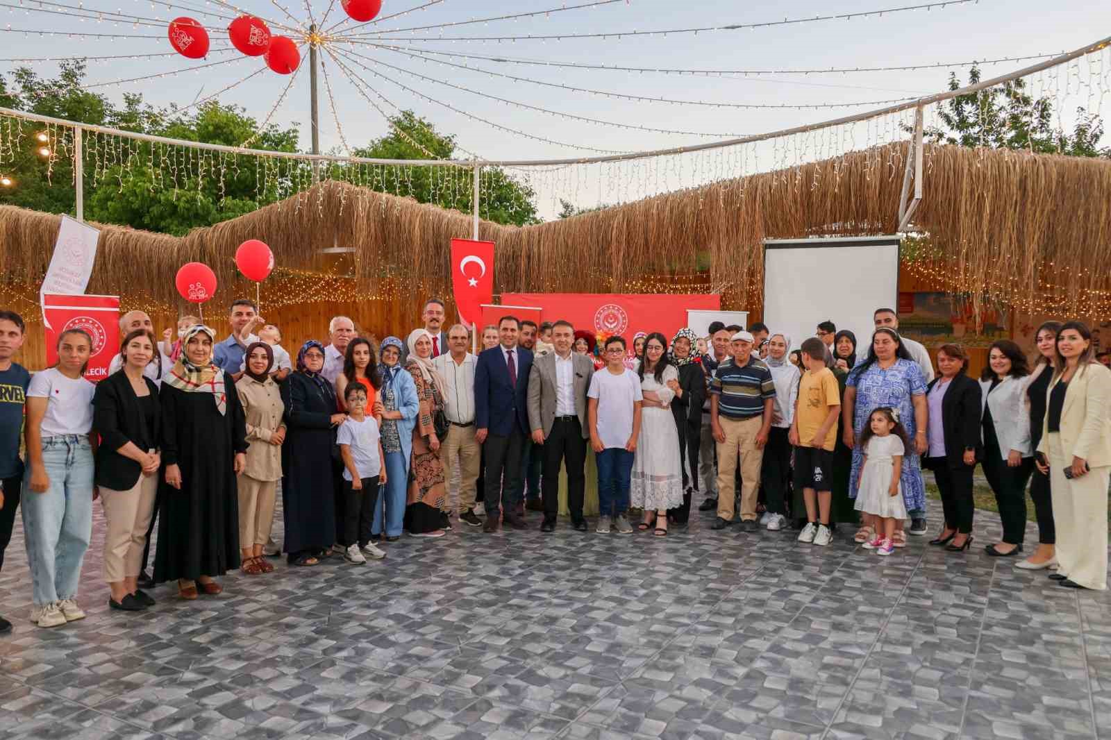 Vali Faik Oktay Sözer, koruyucu ailelerle bir araya geldi