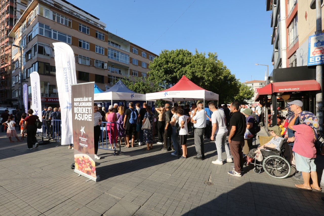 K&uuml;&ccedil;&uuml;k&ccedil;ekmece Belediyesi&rsquo;nden binlerce kişiye aşure ikramı
