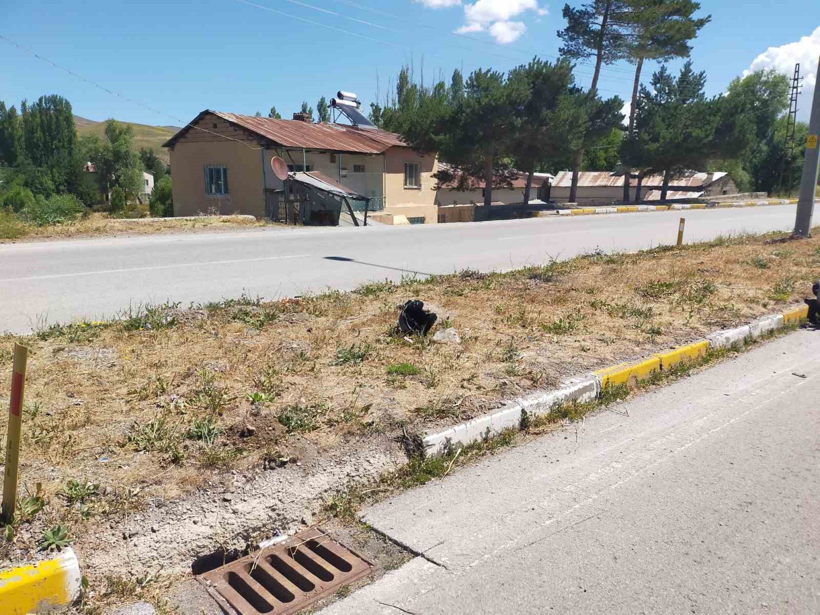 Motosikletin &ccedil;arptığı yaya hayatını kaybetti
