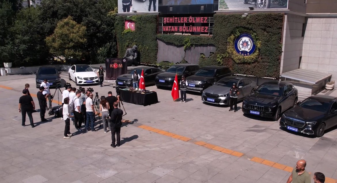 POS cihazlarıyla para aklama operasyonunda ele geçirilen lüks araçlar emniyette sergilendi
