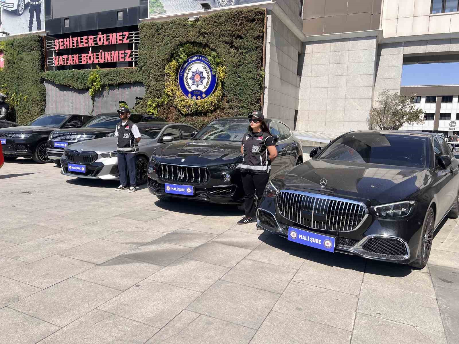 POS cihazlarıyla para aklama operasyonunda ele geçirilen lüks araçlar emniyette sergilendi
