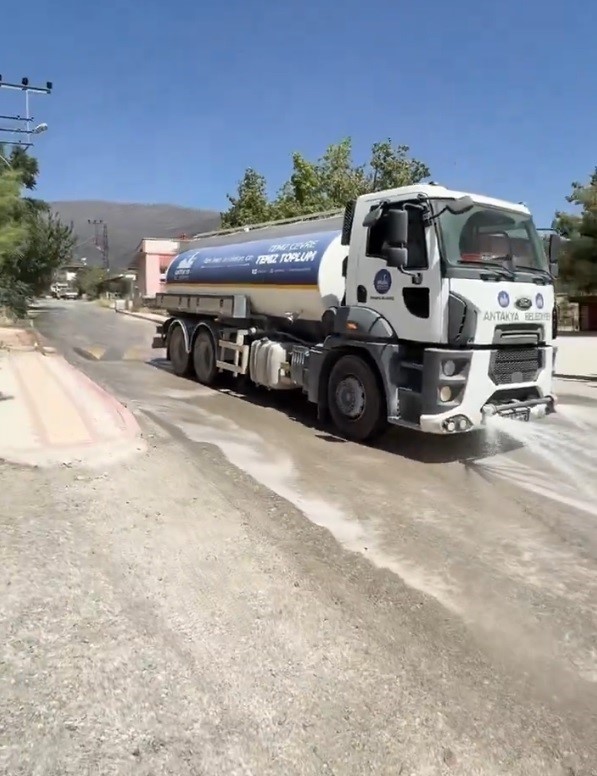 Antakya&rsquo;da yangından etkilenen b&ouml;lgelerde hummalı temizlik &ccedil;alışması
