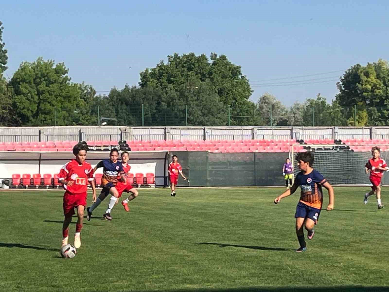 Tavşanlı&rsquo;da Erdemspor Junior cup futbol ş&ouml;leni b&uuml;y&uuml;k ilgi g&ouml;rd&uuml;
