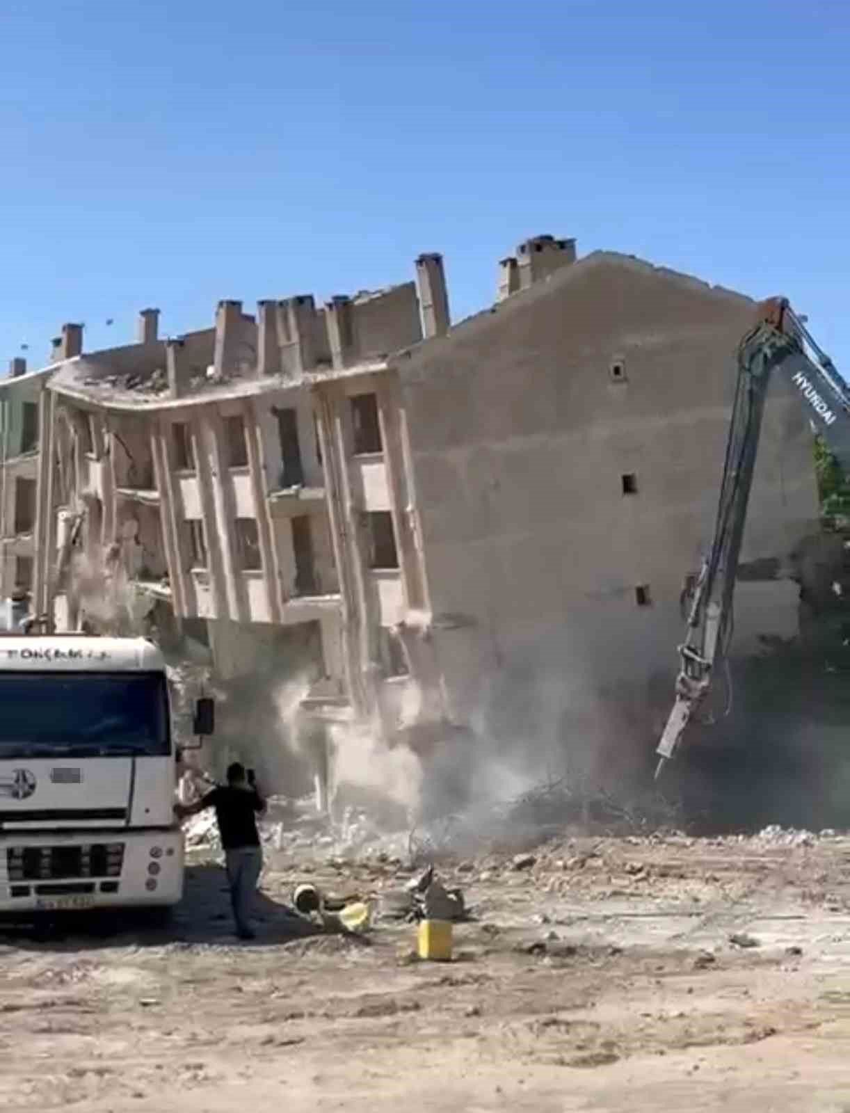 Elazığ’da ağır hasarlı bina tek dokunuş ile yıkıldı
