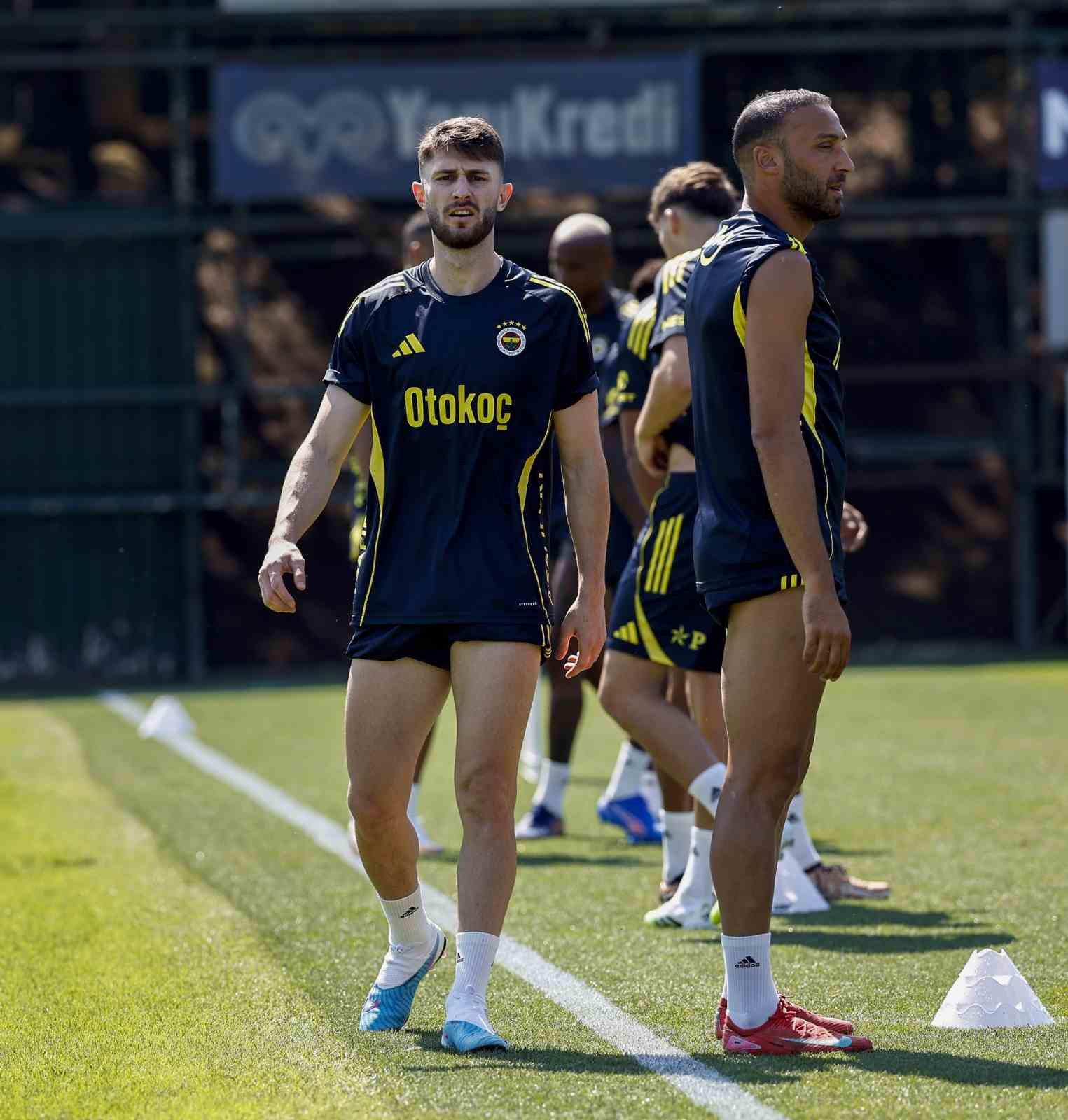 Fenerbahçe, günün ilk antrenmanını yaptı
